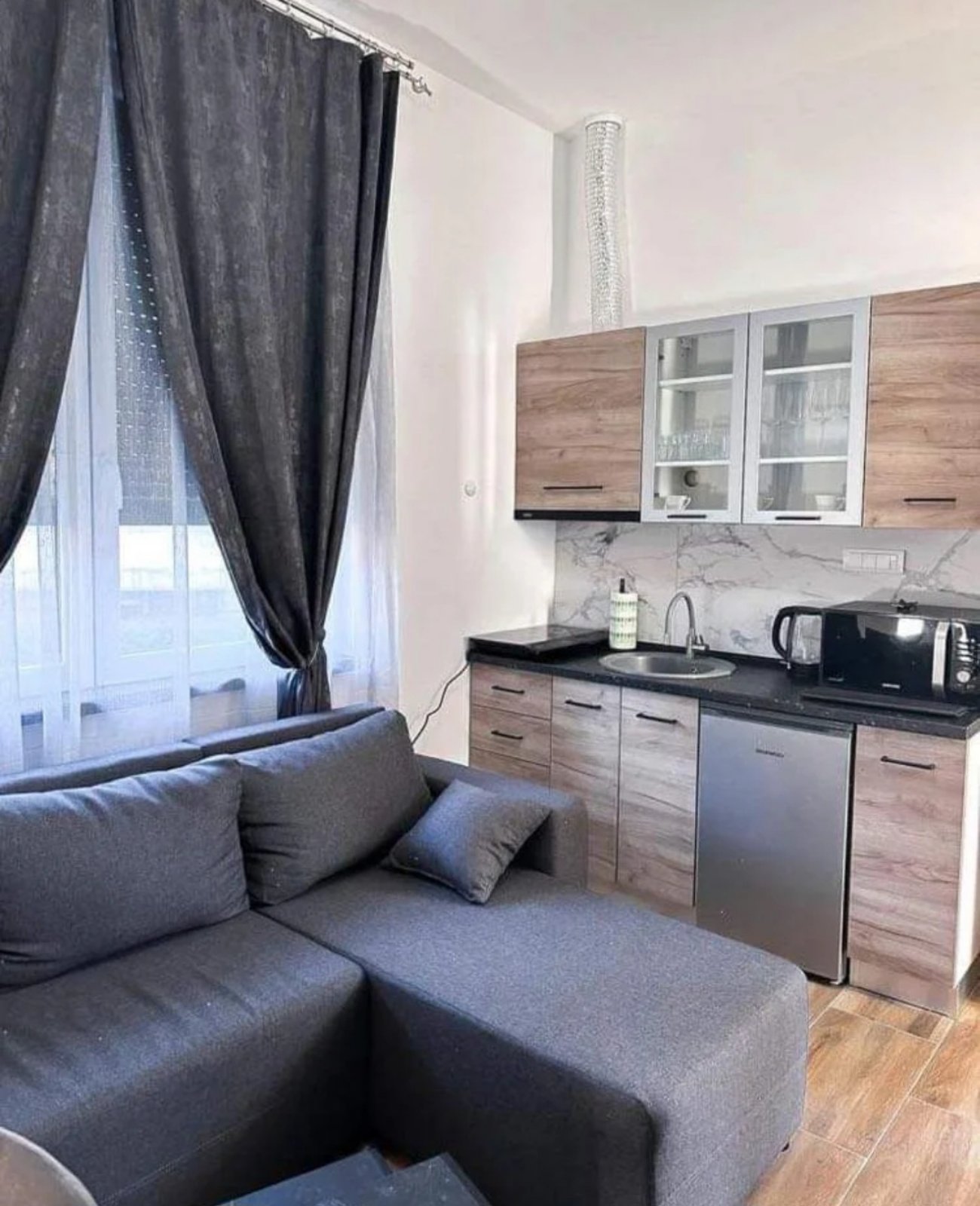 EKSKLUZIVNA PRODAJA polovina vile sa 2 apartmana u centru Mataruške Banje 5