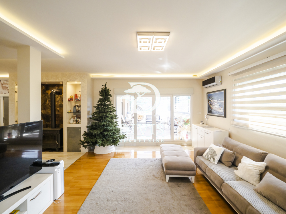 Porodičan 5 0 stan sa velikom terasom  Medaković  140m2 1