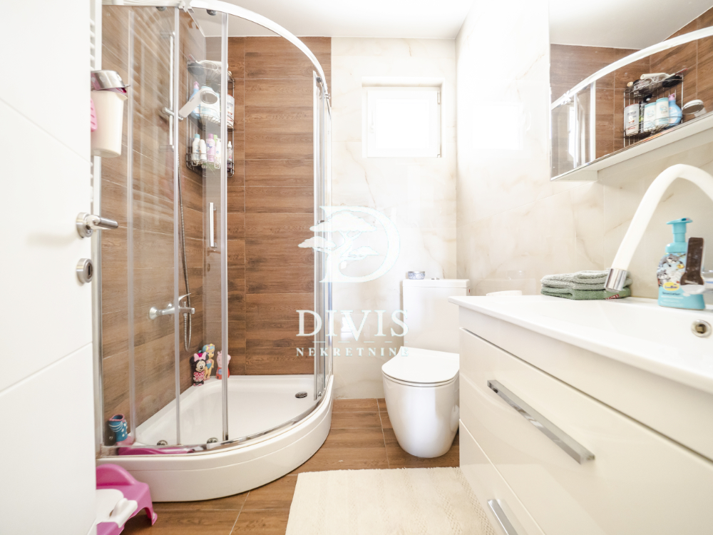 Porodičan 5 0 stan sa velikom terasom  Medaković  140m2 4