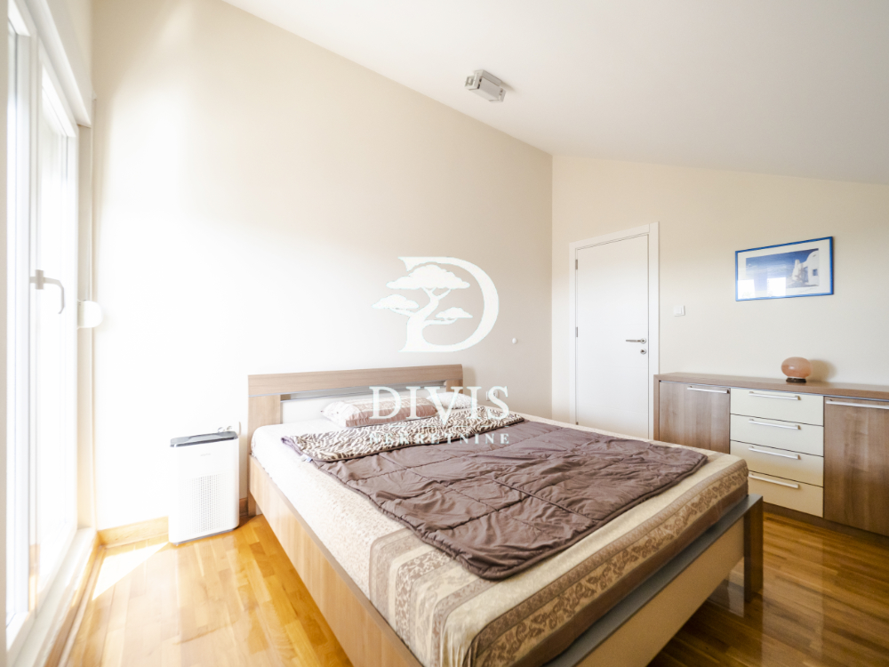 Porodičan 5 0 stan sa velikom terasom  Medaković  140m2 3