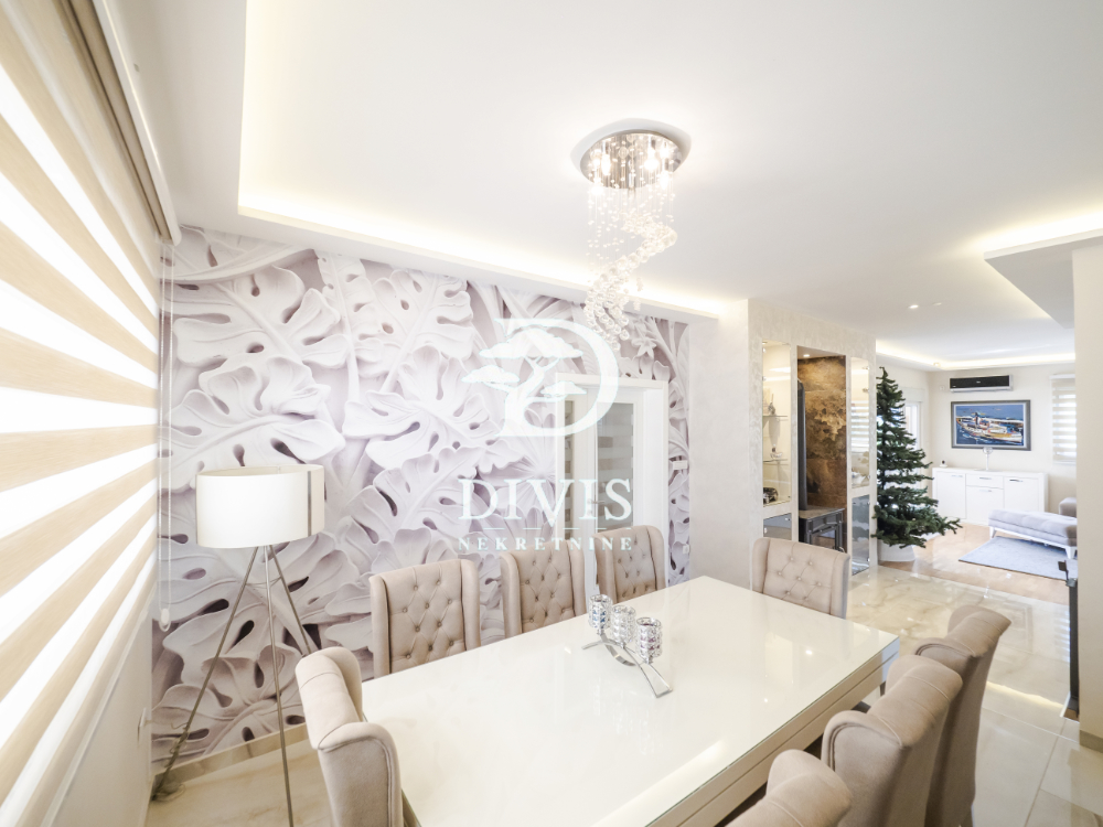Porodičan 5 0 stan sa velikom terasom  Medaković  140m2 2