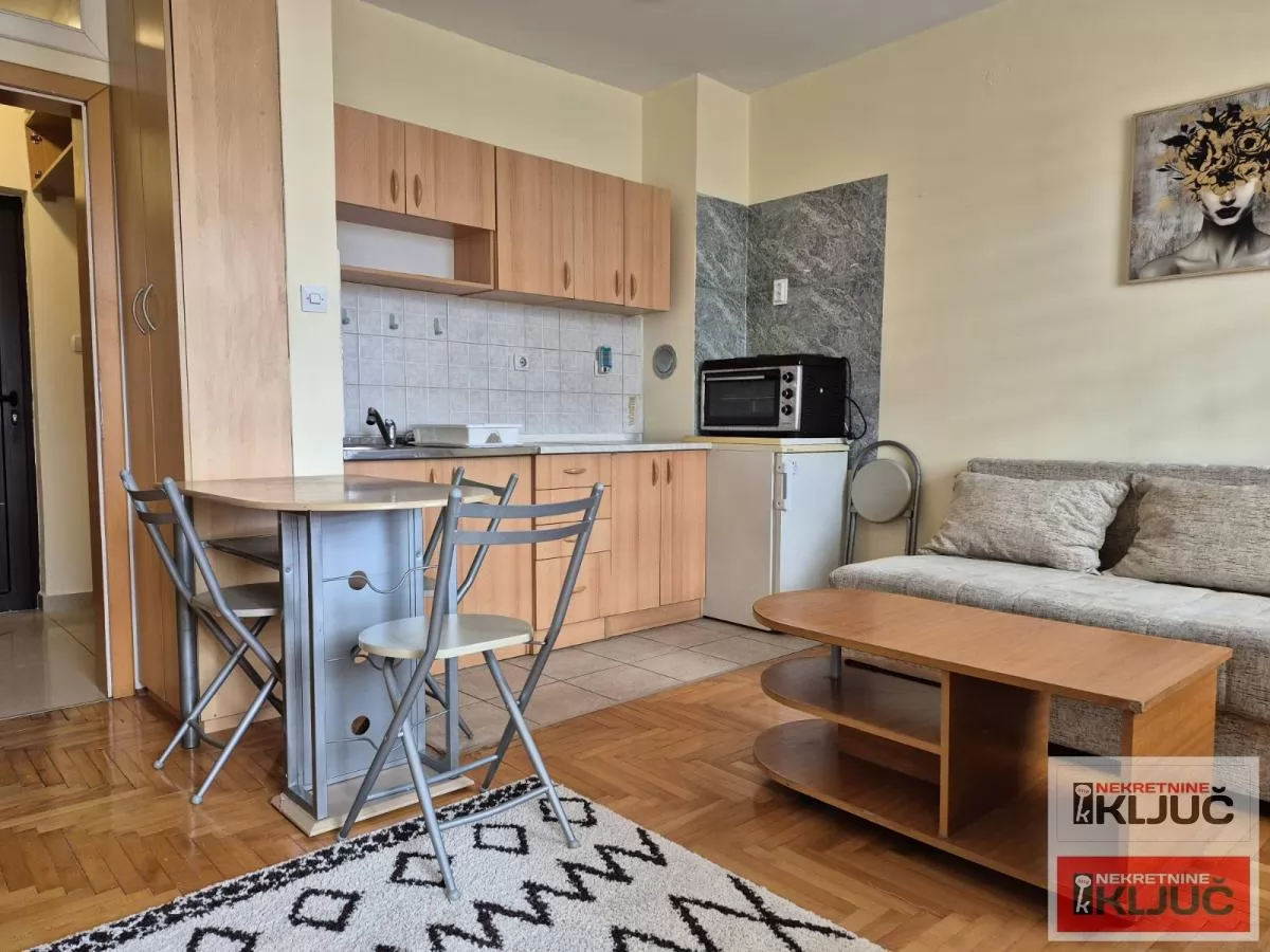 Garsonjera na Keju, Novi Sad, 26 m², 5. sprat 1
