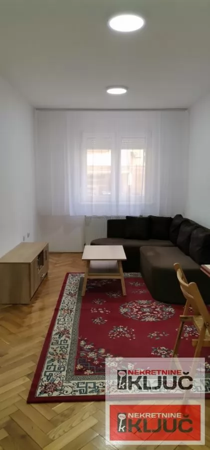 Odlican stan na dobroj lokaciji/Sajam,Bul.oslobodjenja./ 1
