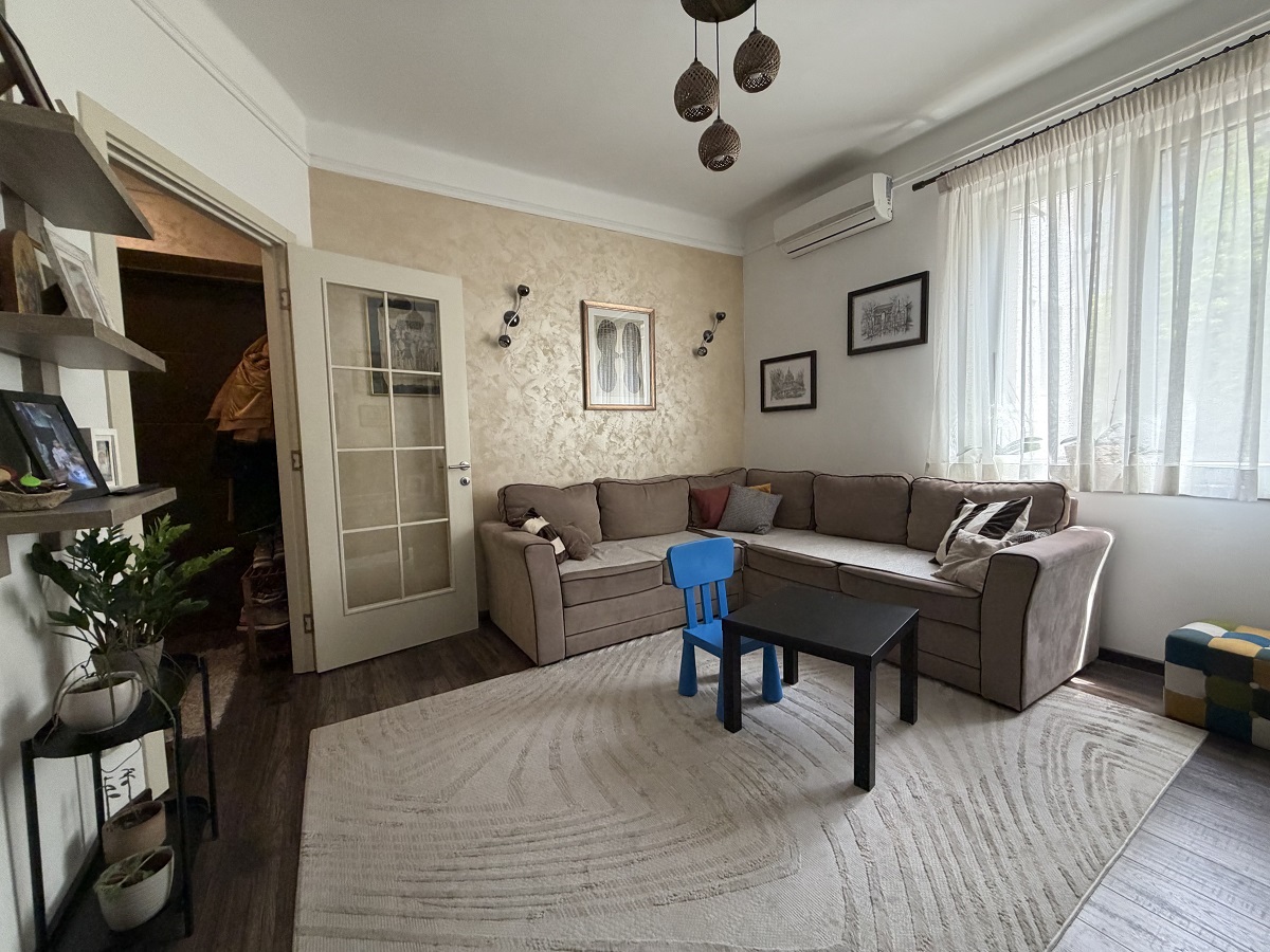 Renoviran 2 5 salonski stan  Profesorska kolonija 1
