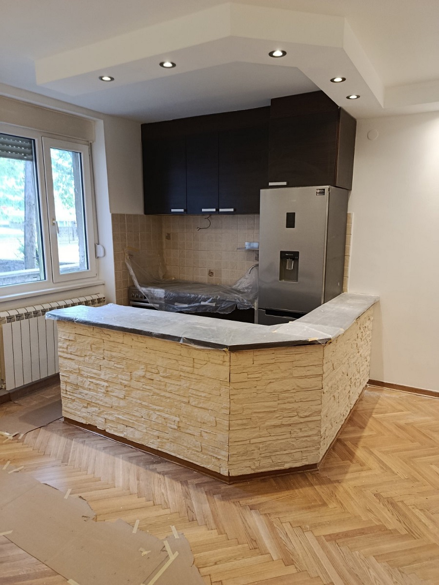 Renoviran salonski stan kod Crvenog krsta  66m2 2