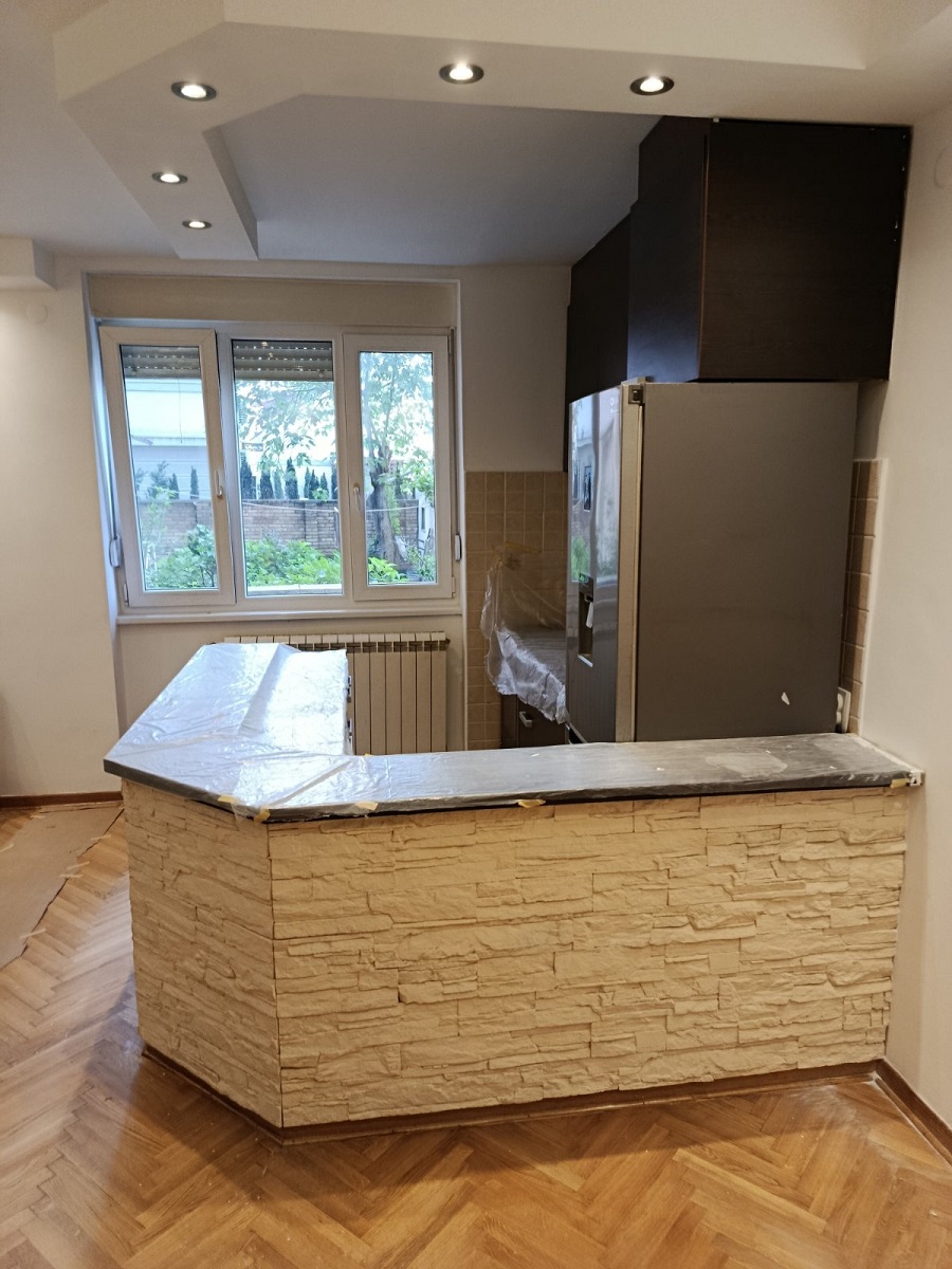 Renoviran salonski stan kod Crvenog krsta  66m2 1
