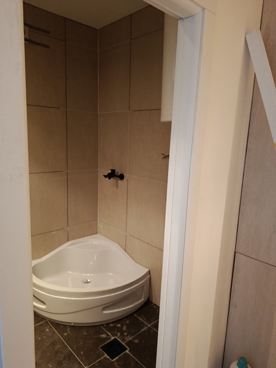 Renoviran salonski stan kod Crvenog krsta  66m2 5