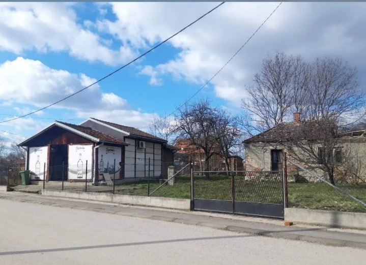 Lokal i plac u Lajkovcu 3