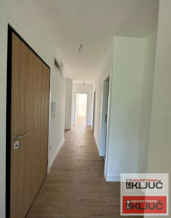 ADICE IZDAJE SE ČETVOROSOBAN DELIMIČNO OPREMLJEN STAN 11