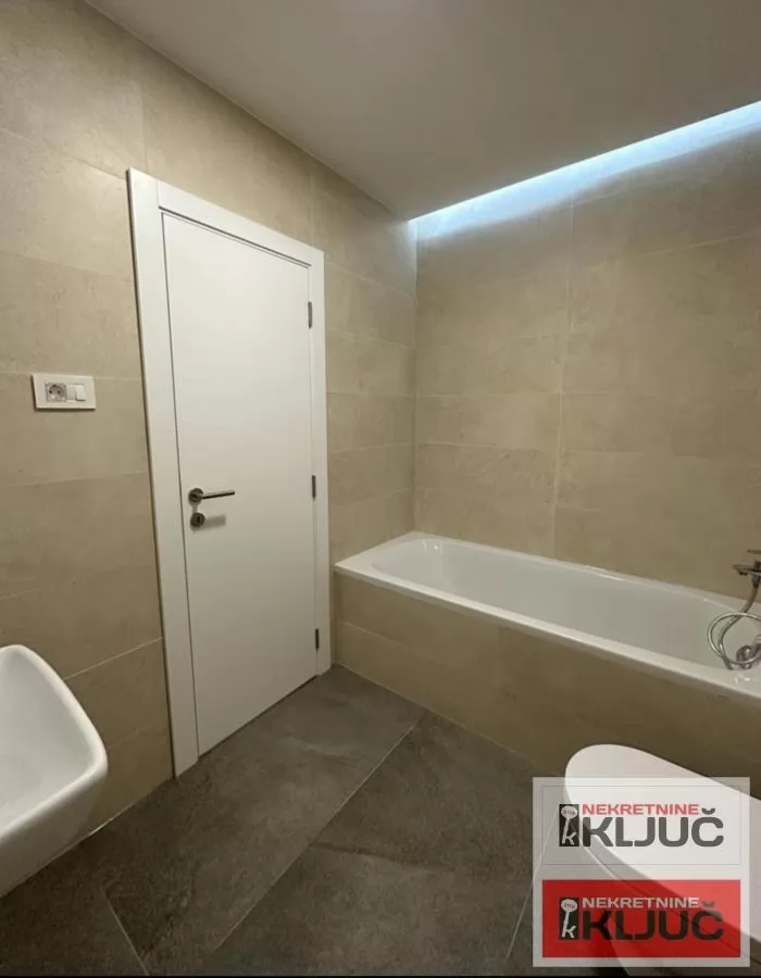 ADICE IZDAJE SE ČETVOROSOBAN DELIMIČNO OPREMLJEN STAN 15