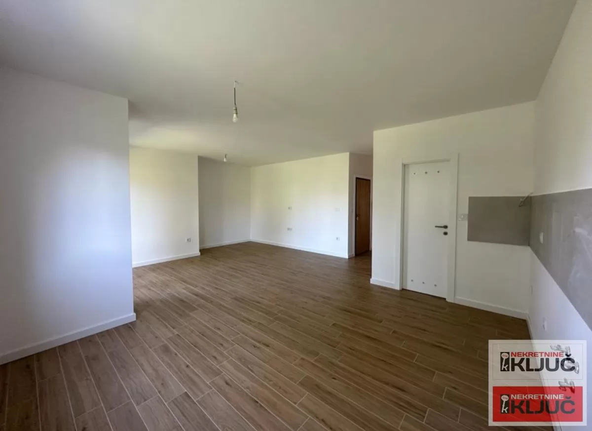 ADICE IZDAJE SE ČETVOROSOBAN DELIMIČNO OPREMLJEN STAN 4