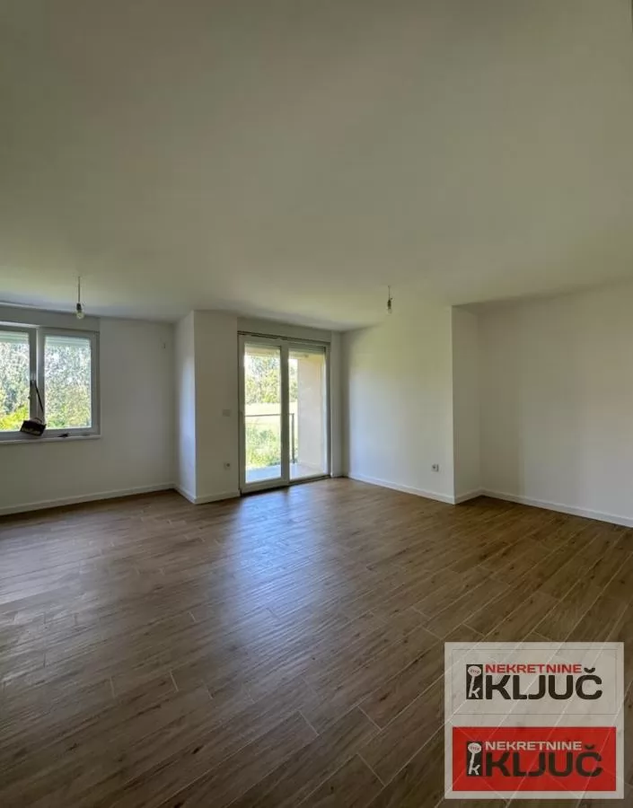 ADICE IZDAJE SE ČETVOROSOBAN DELIMIČNO OPREMLJEN STAN 5