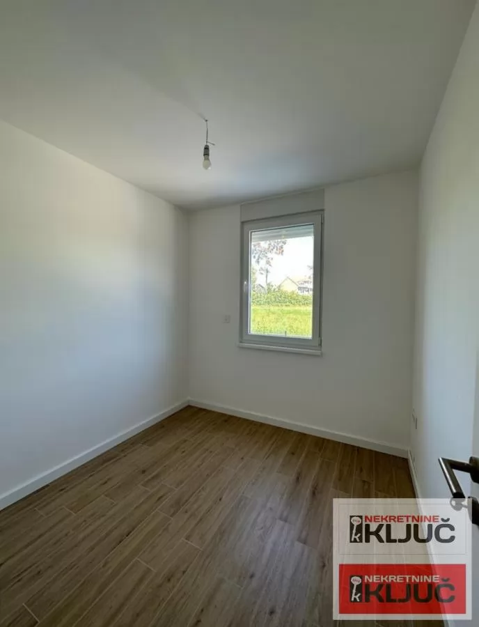ADICE IZDAJE SE ČETVOROSOBAN DELIMIČNO OPREMLJEN STAN 9