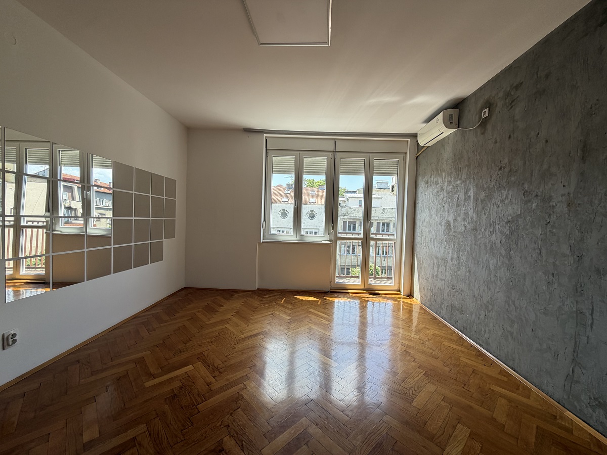 Adaptibilan stan sa dve terase na Dorćolu  68m2 2