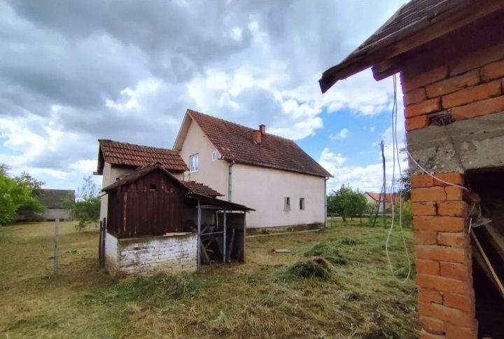 Prodajem kucu u selu Provo Vladimirci 5