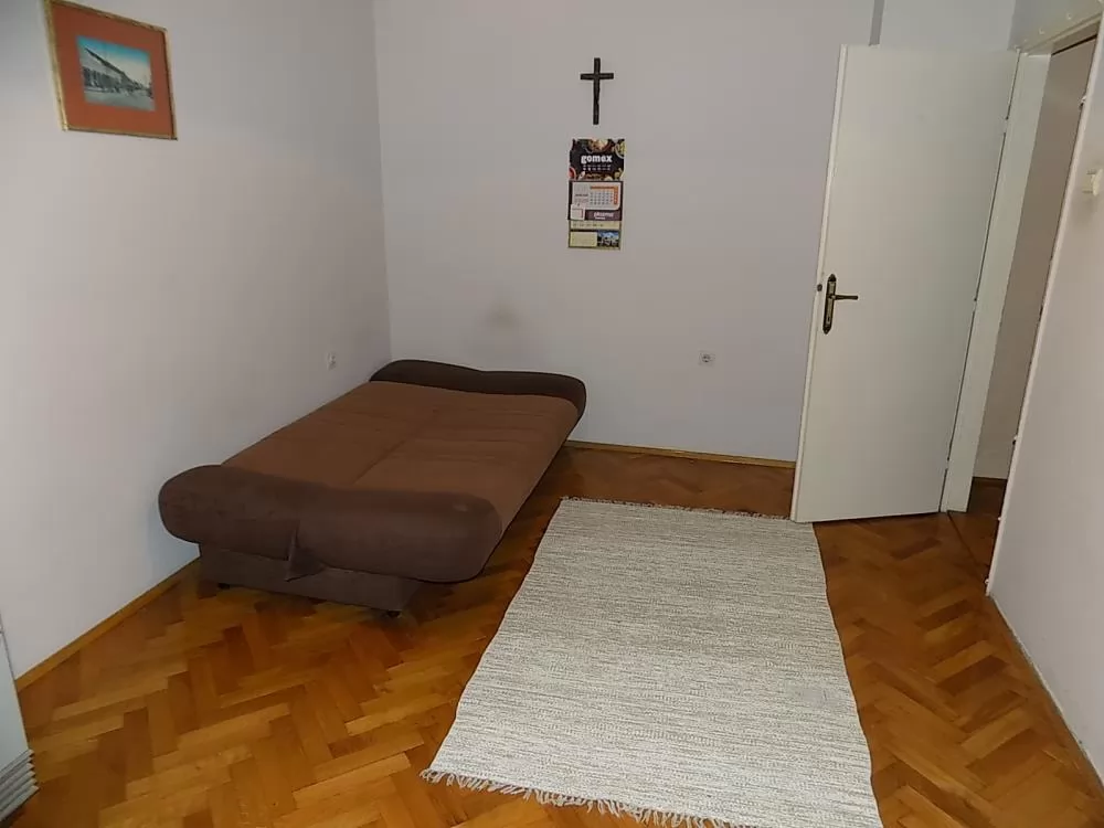Dvosoban renoviran stan za prodaju 10