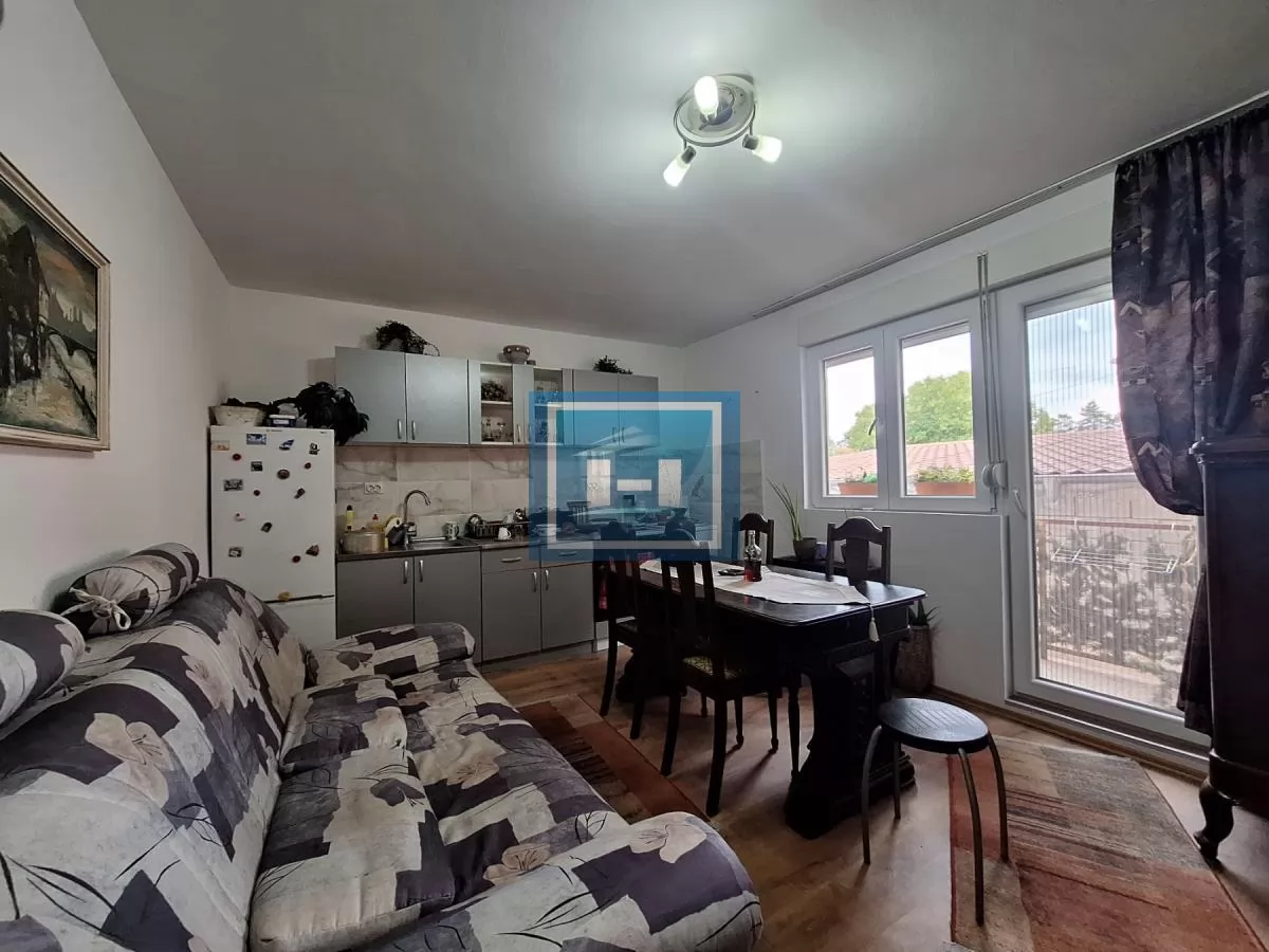 DVOSOBAN STAN OD 50m2 U VISOKOM PRIZEMLJU 4