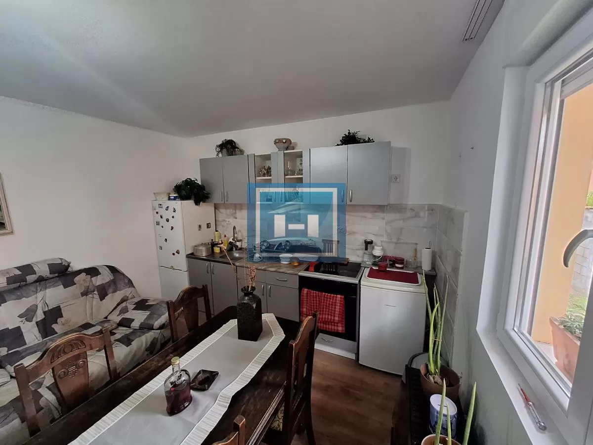 DVOSOBAN STAN OD 50m2 U VISOKOM PRIZEMLJU 5