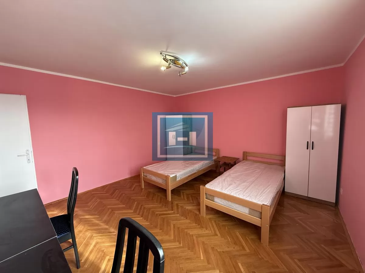 IDEALNO ZA STUDENTE – dvosoban stan 52 m² blizu fakulteta, namešten 1