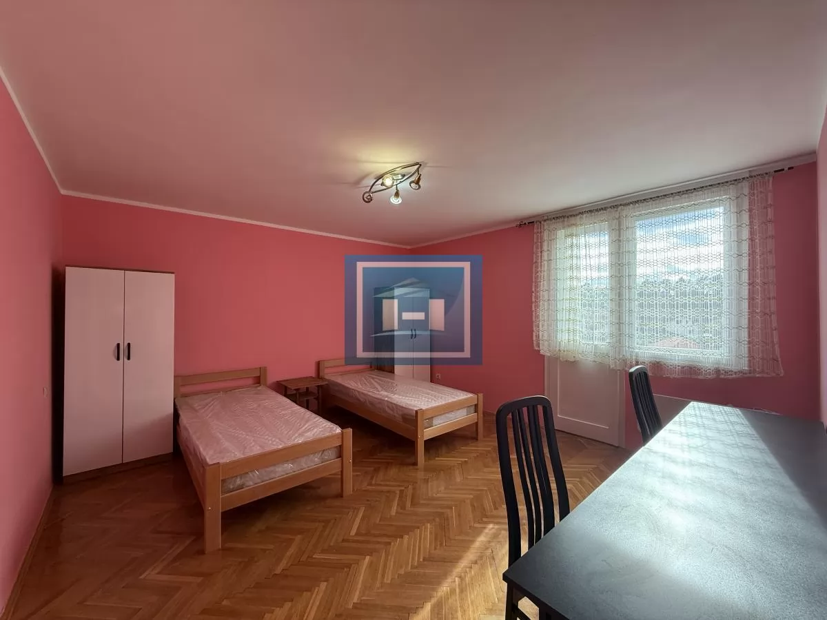 IDEALNO ZA STUDENTE – dvosoban stan 52 m² blizu fakulteta, namešten 3