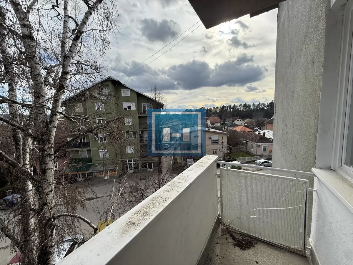 IDEALNO ZA STUDENTE – dvosoban stan 52 m² blizu fakulteta, namešten 9