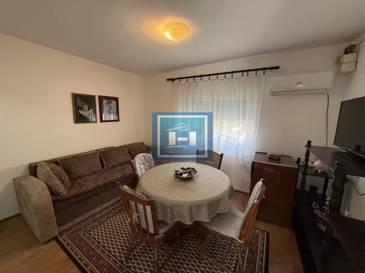 Izdaje se kuća od 42 m² u zajedničkom dvorištu u mirnom delu grada 3