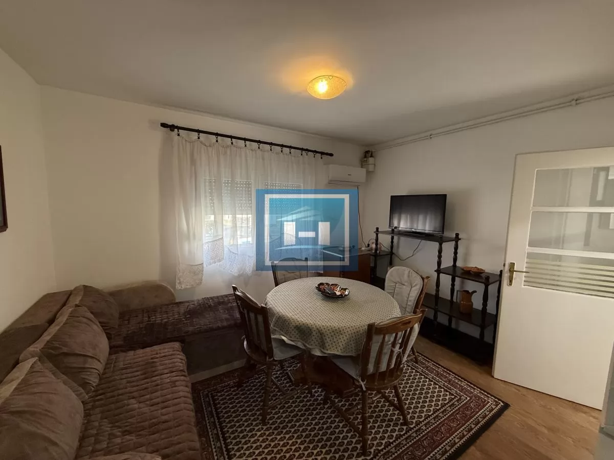 Izdaje se kuća od 42 m² u zajedničkom dvorištu u mirnom delu grada 4