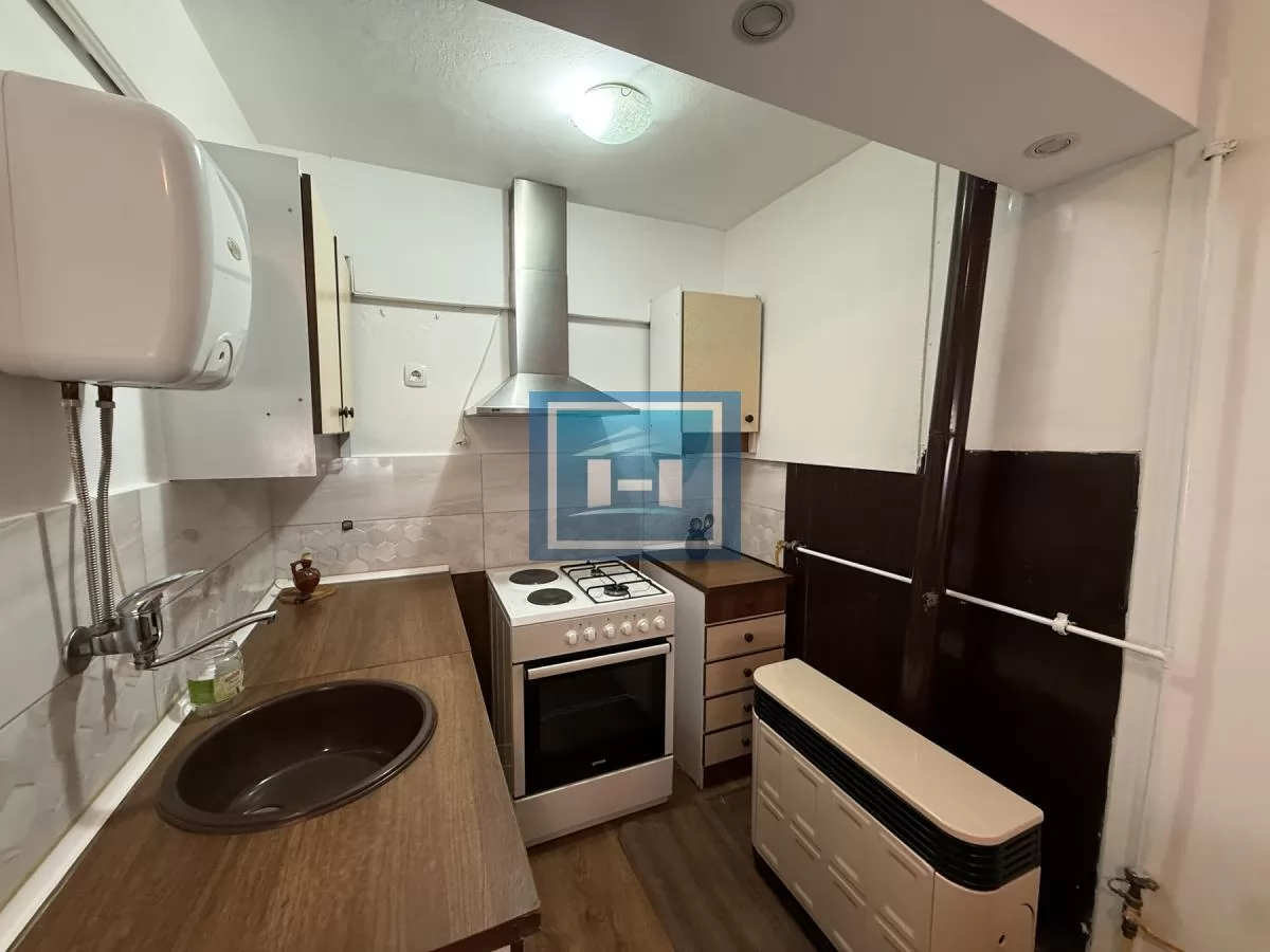 Izdaje se kuća od 42 m² u zajedničkom dvorištu u mirnom delu grada 5