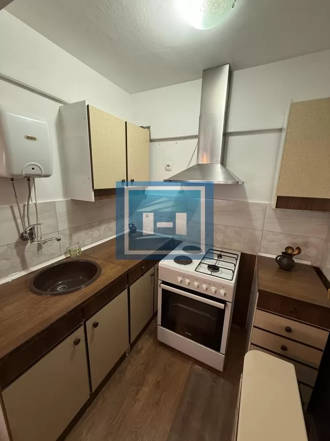 Izdaje se kuća od 42 m² u zajedničkom dvorištu u mirnom delu grada 6
