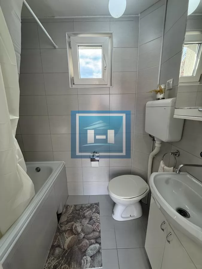 Izdaje se kuća od 42 m² u zajedničkom dvorištu u mirnom delu grada 9