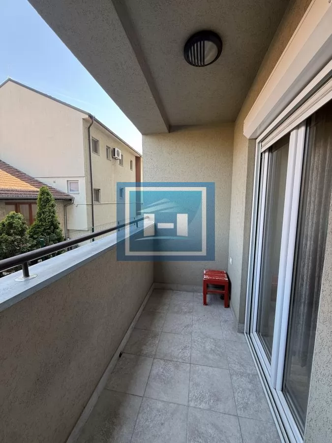 Izdaje se namešten jednosoban stan od 42 m² u blizini centra i Akva parka u Jagodini 12