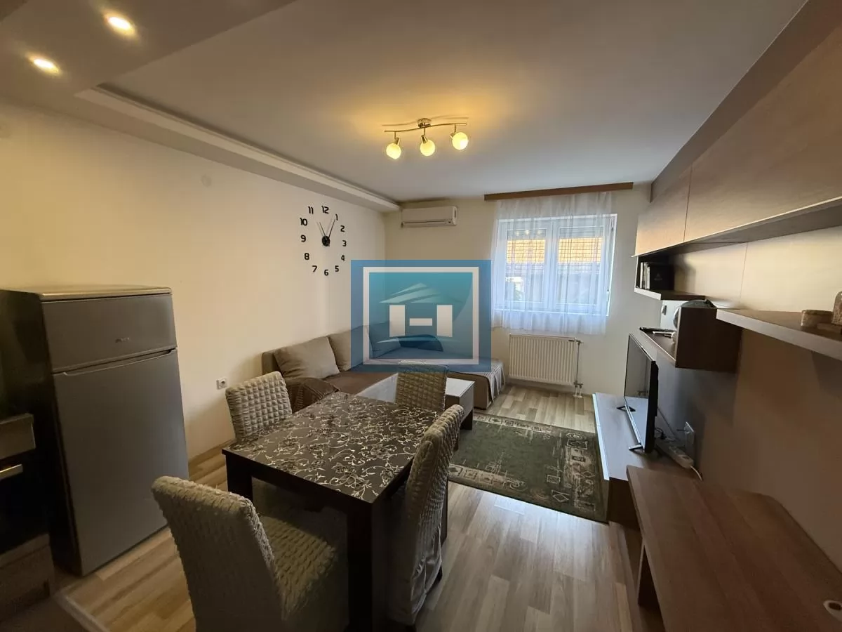 Izdaje se namešten jednosoban stan od 42 m² u blizini centra i Akva parka u Jagodini 2