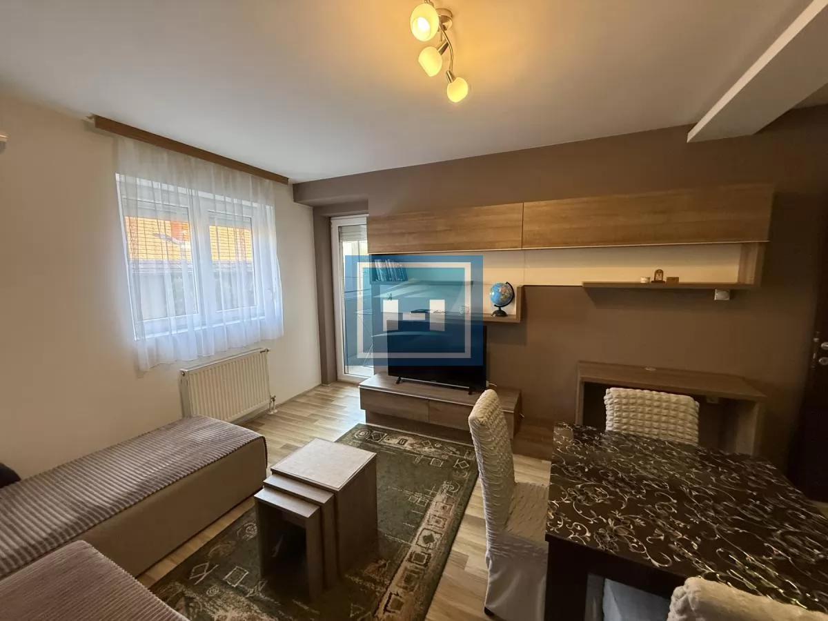 Izdaje se namešten jednosoban stan od 42 m² u blizini centra i Akva parka u Jagodini 4