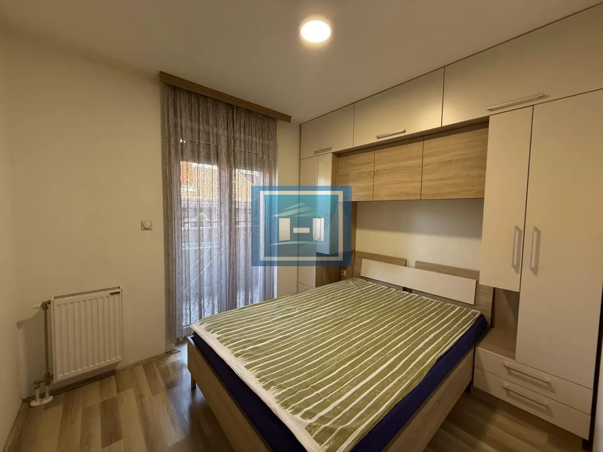 Izdaje se namešten jednosoban stan od 42 m² u blizini centra i Akva parka u Jagodini 5
