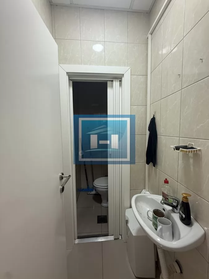 Izdaje se poslovni/kancelarijski prostor u centru Jagodine 5