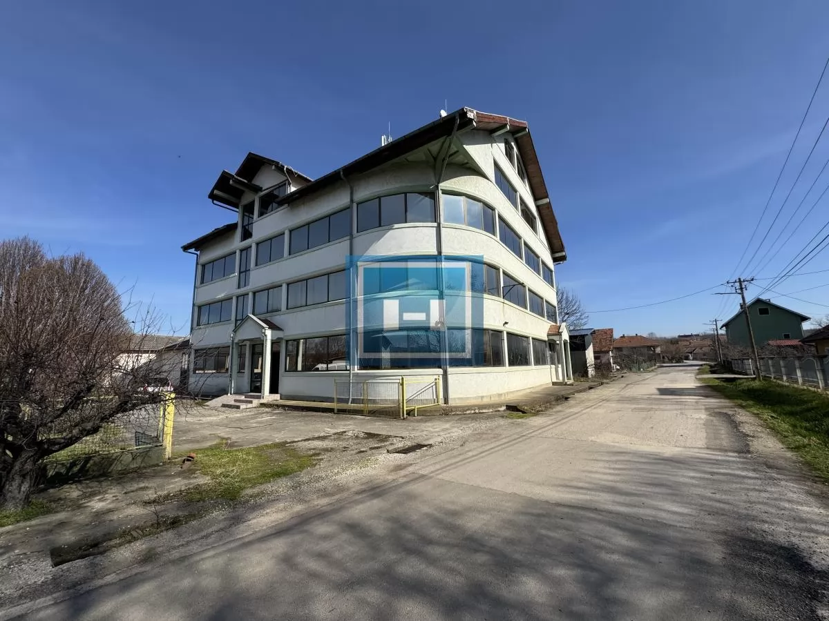 Izdaje se poslovni prostor 1300m² u Supskoj – tri etaže, šleperski prilaz, parking za 30 vozila 1