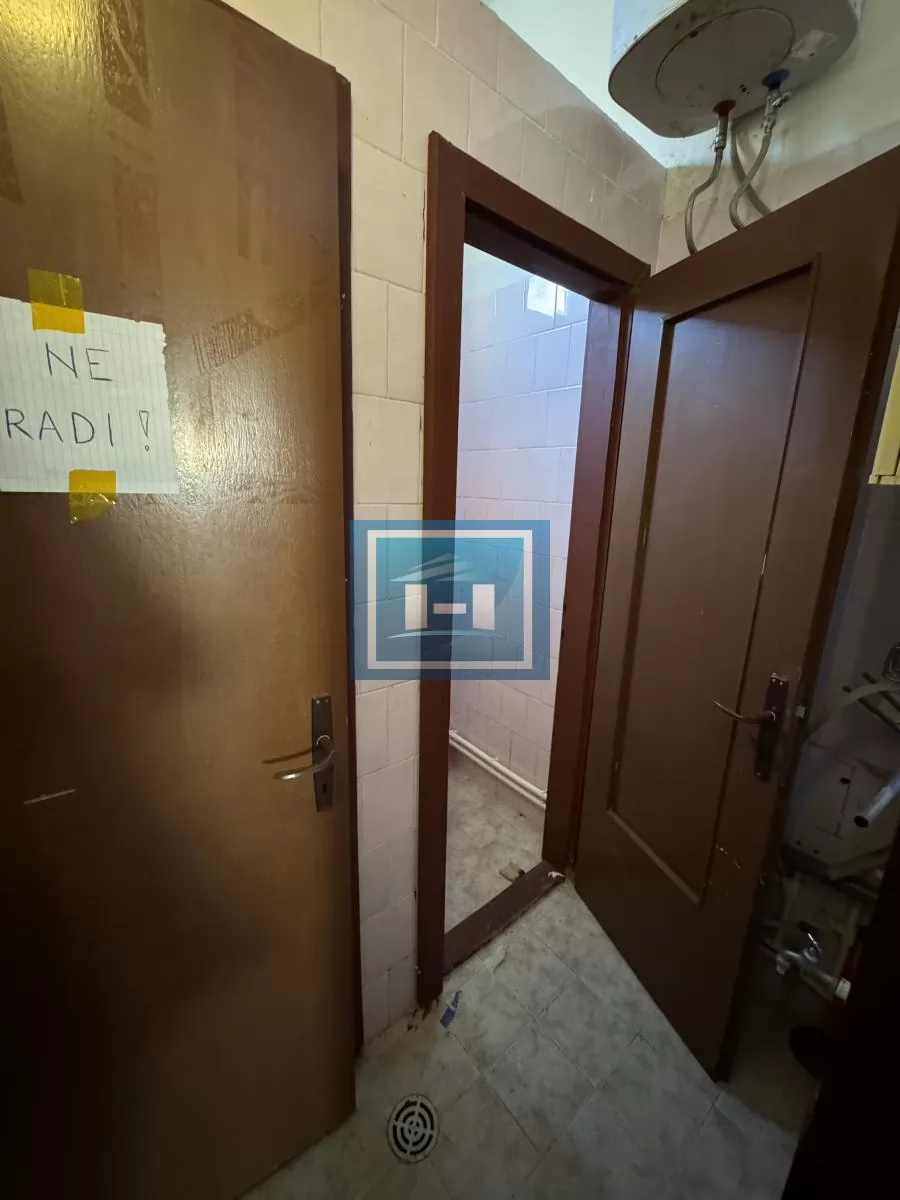 Izdaje se poslovni prostor 1300m² u Supskoj – tri etaže, šleperski prilaz, parking za 30 vozila 12