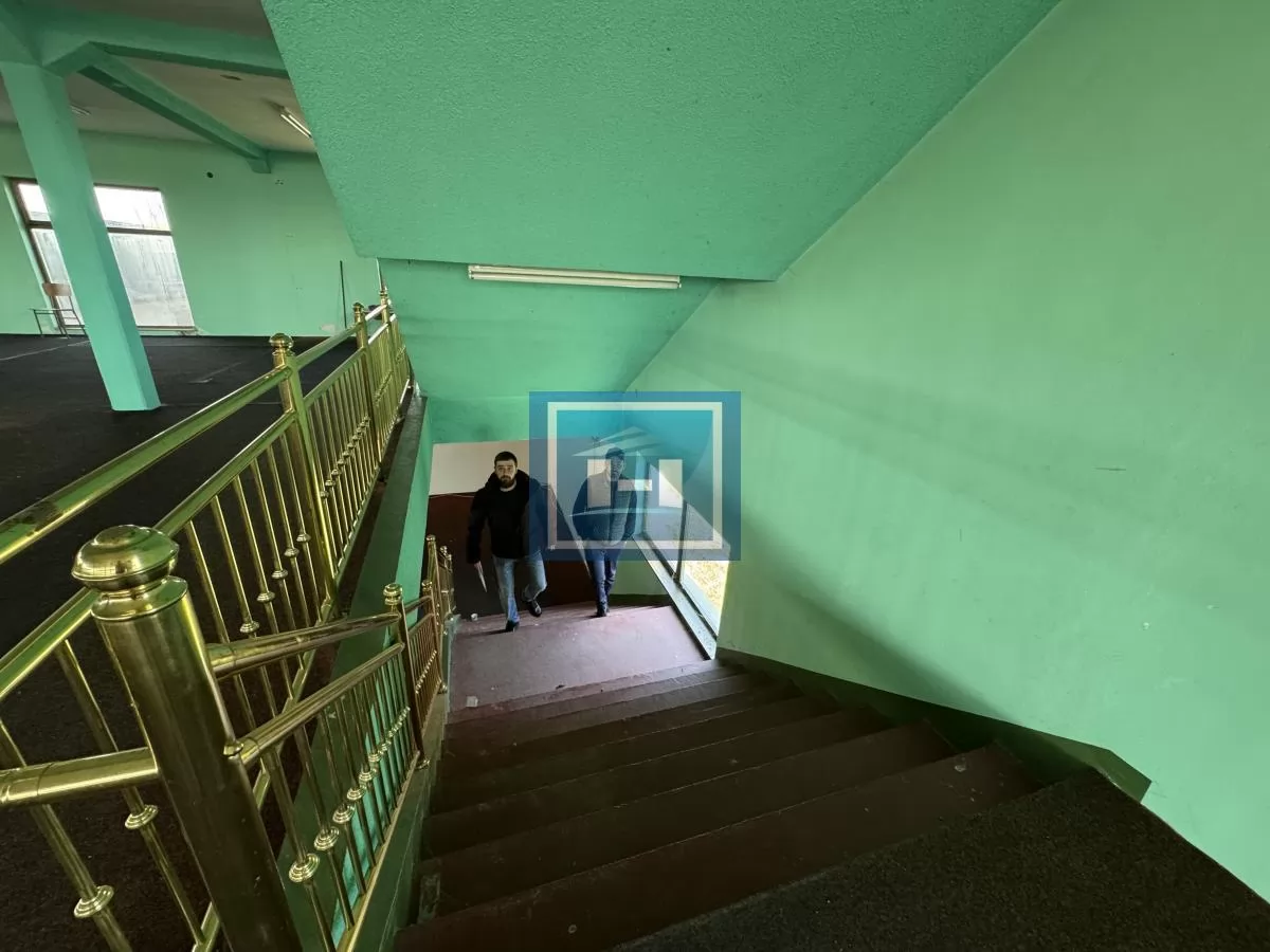 Izdaje se poslovni prostor 1300m² u Supskoj – tri etaže, šleperski prilaz, parking za 30 vozila 15