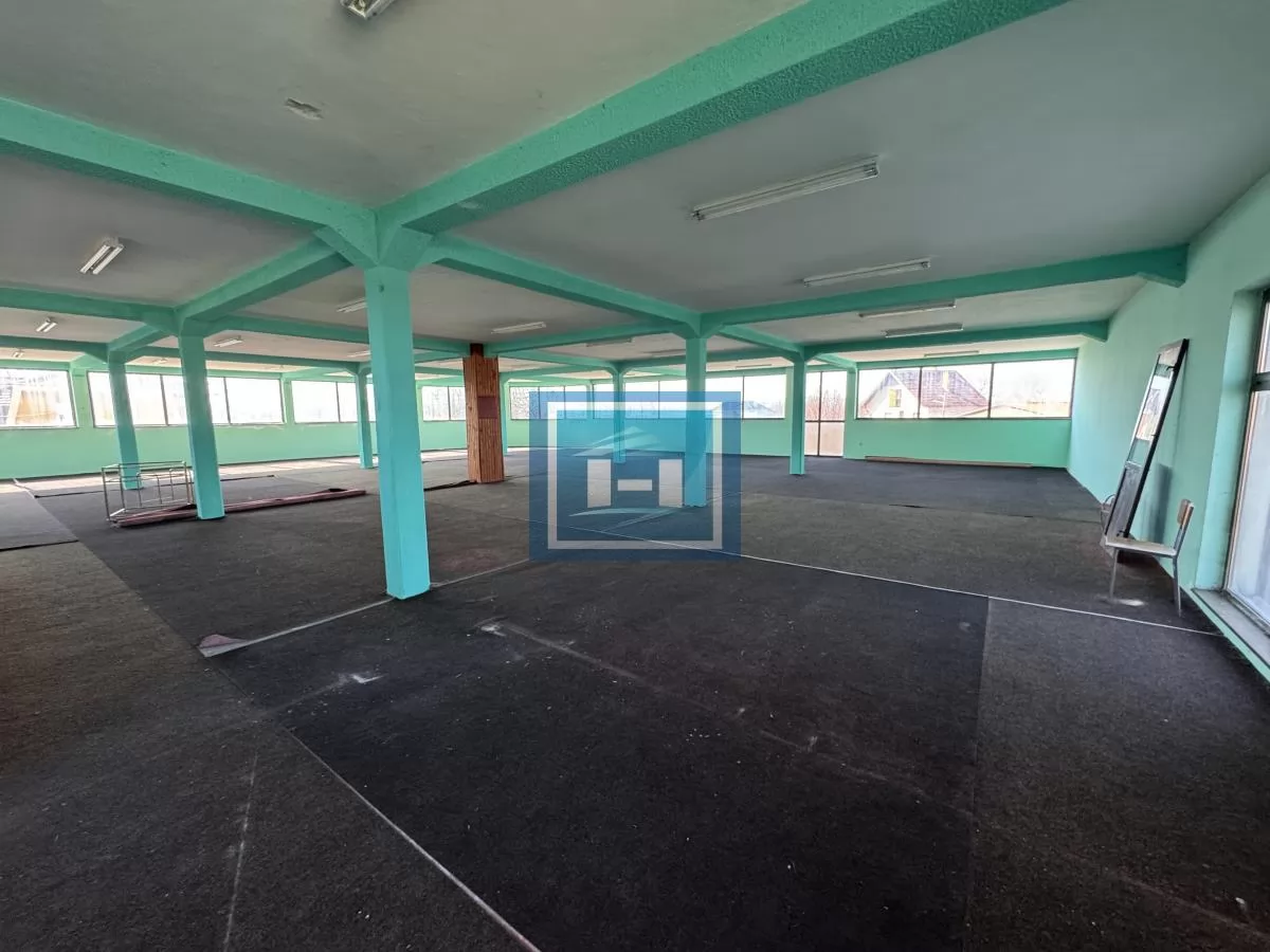 Izdaje se poslovni prostor 1300m² u Supskoj – tri etaže, šleperski prilaz, parking za 30 vozila 17