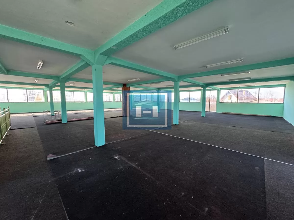 Izdaje se poslovni prostor 1300m² u Supskoj – tri etaže, šleperski prilaz, parking za 30 vozila 19