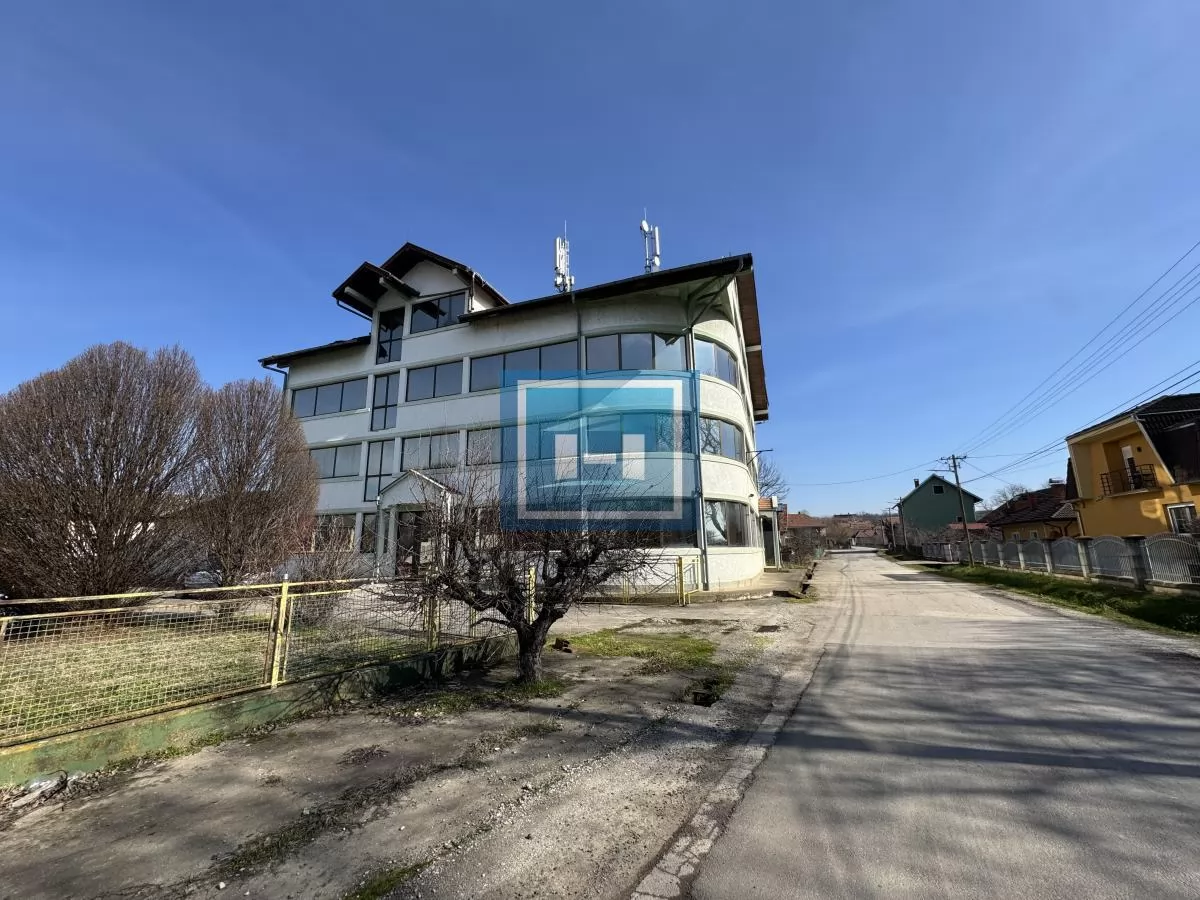 Izdaje se poslovni prostor 1300m² u Supskoj – tri etaže, šleperski prilaz, parking za 30 vozila 2