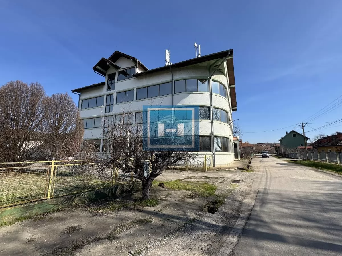 Izdaje se poslovni prostor 1300m² u Supskoj – tri etaže, šleperski prilaz, parking za 30 vozila 5