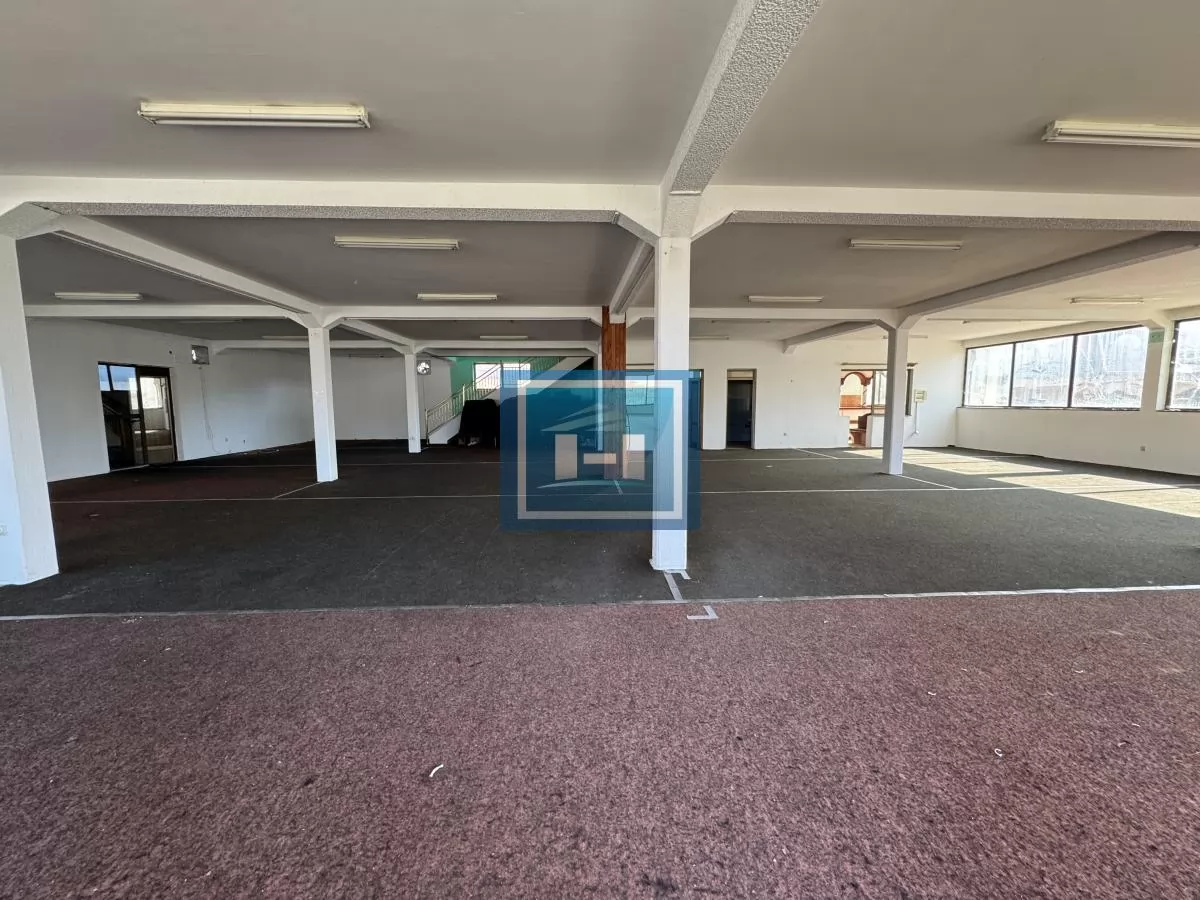 Izdaje se poslovni prostor 1300m² u Supskoj – tri etaže, šleperski prilaz, parking za 30 vozila 8