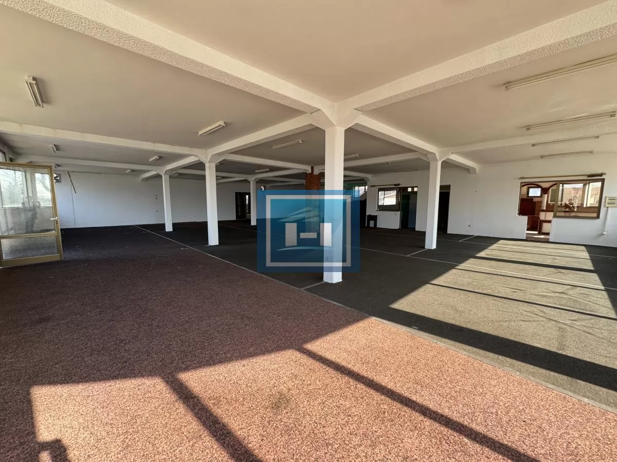 Izdaje se poslovni prostor 1300m² u Supskoj – tri etaže, šleperski prilaz, parking za 30 vozila 9