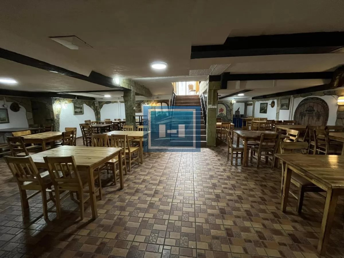 Izdaje se poslovni prostor – bivša kafana „Fontana bios“ – 140m² 1