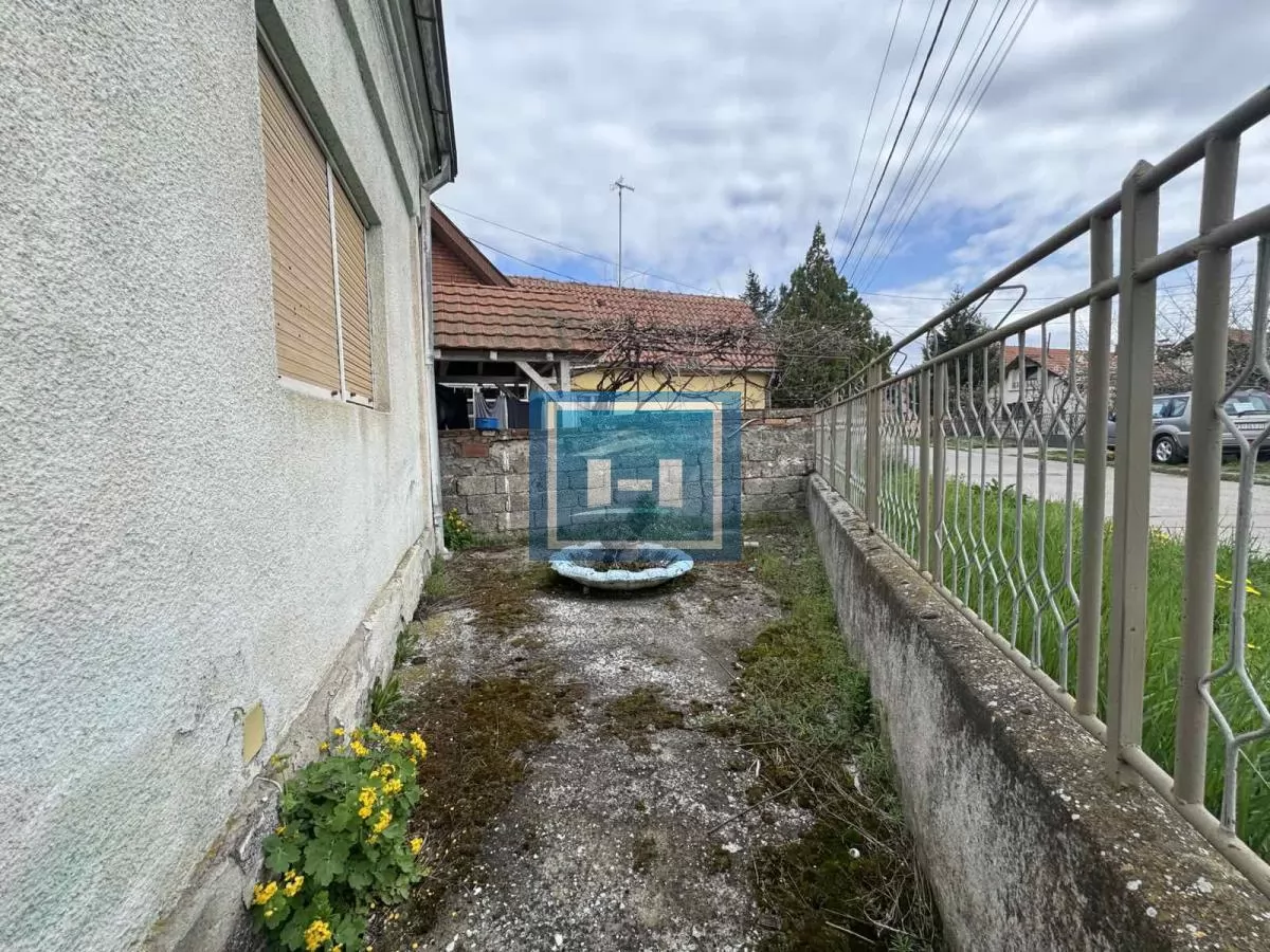 Kuća na odličnoj lokaciji 14