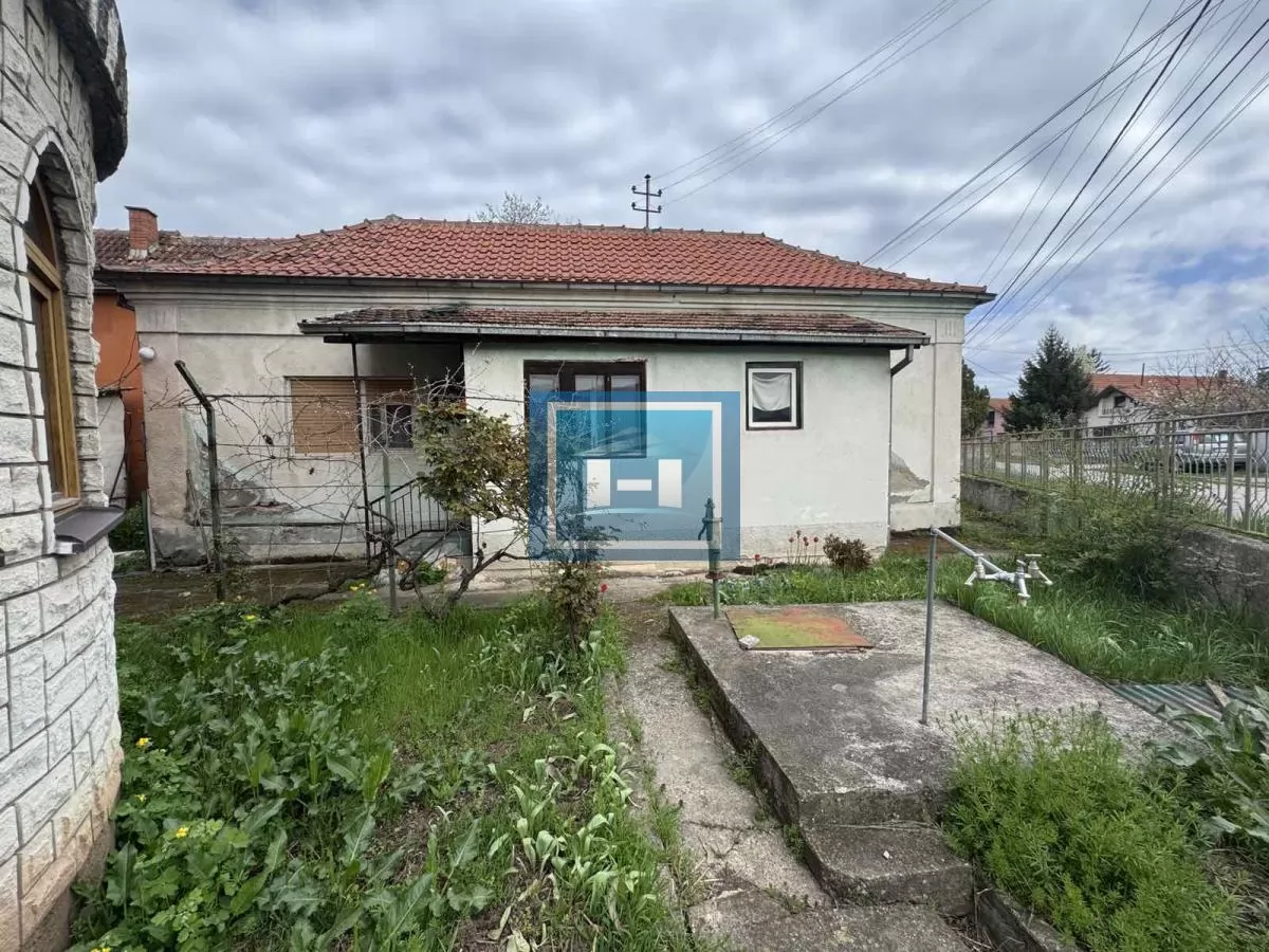 Kuća na odličnoj lokaciji 15