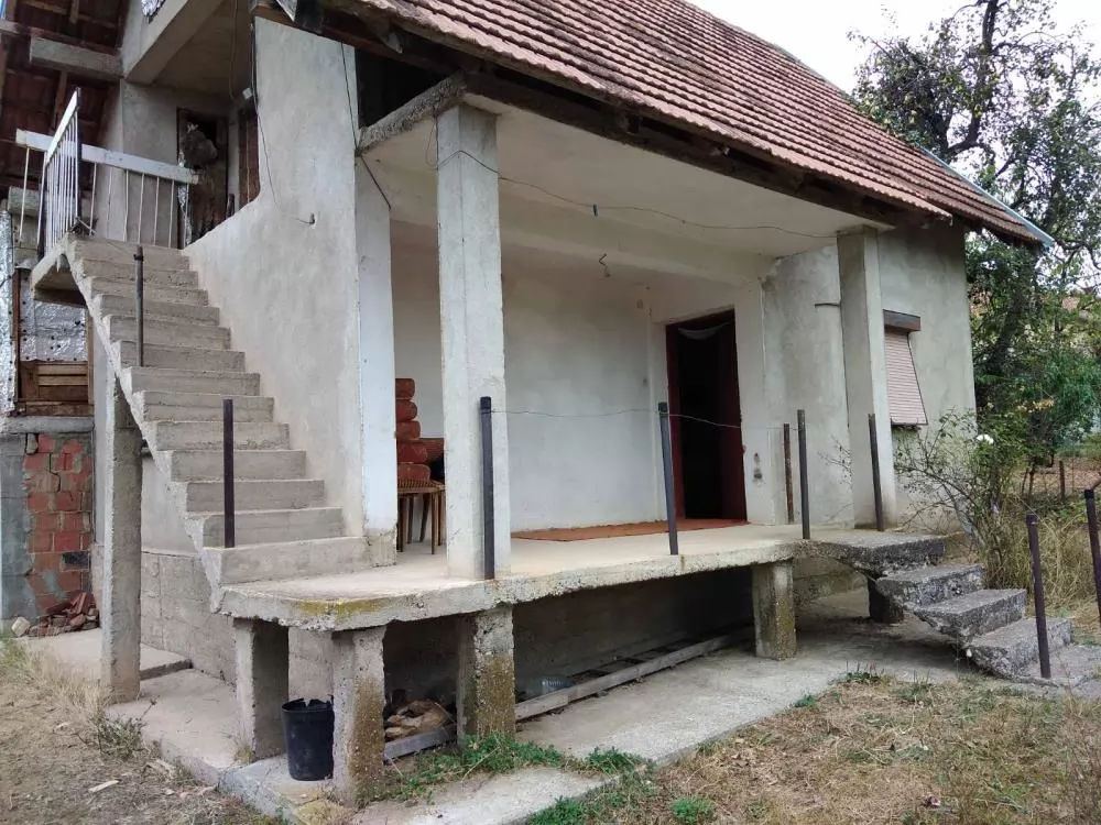 Kuća na sprat sa spoljnim stepenicama 2
