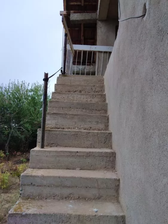 Kuća na sprat sa spoljnim stepenicama 3
