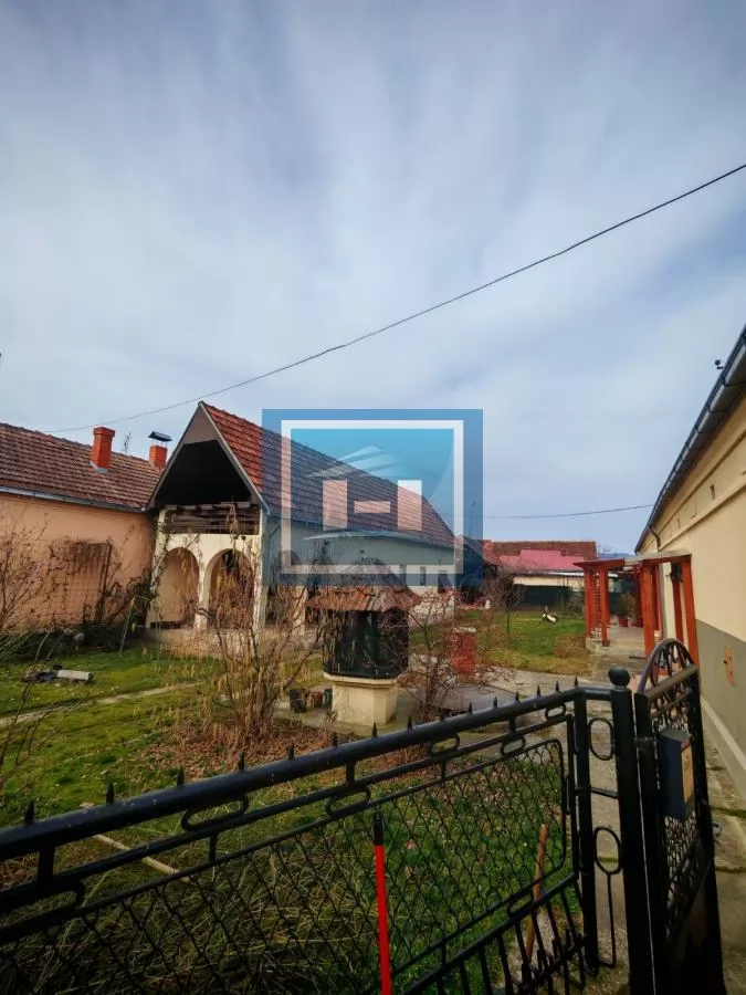 Kuća sa poslovnim prostorom na glavnom putu 10